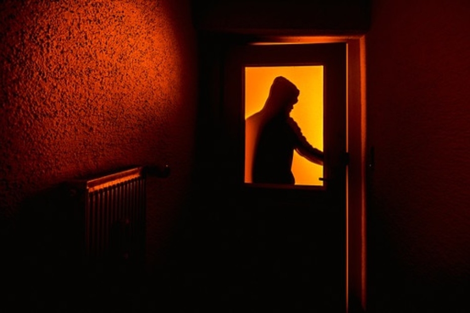 Um sechs Uhr früh ging plötzlich die Tür auf. Die 25-Jährige war gegen den Angreifer völlig wehrlos.
