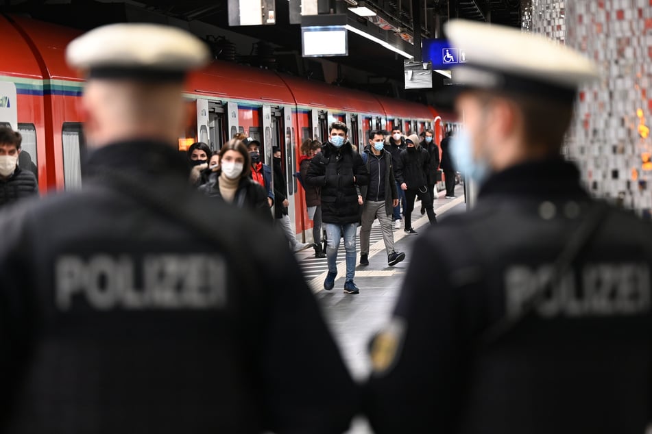 Polizisten schnappten das Paar am Hauptbahnhof. (Symbolbild)