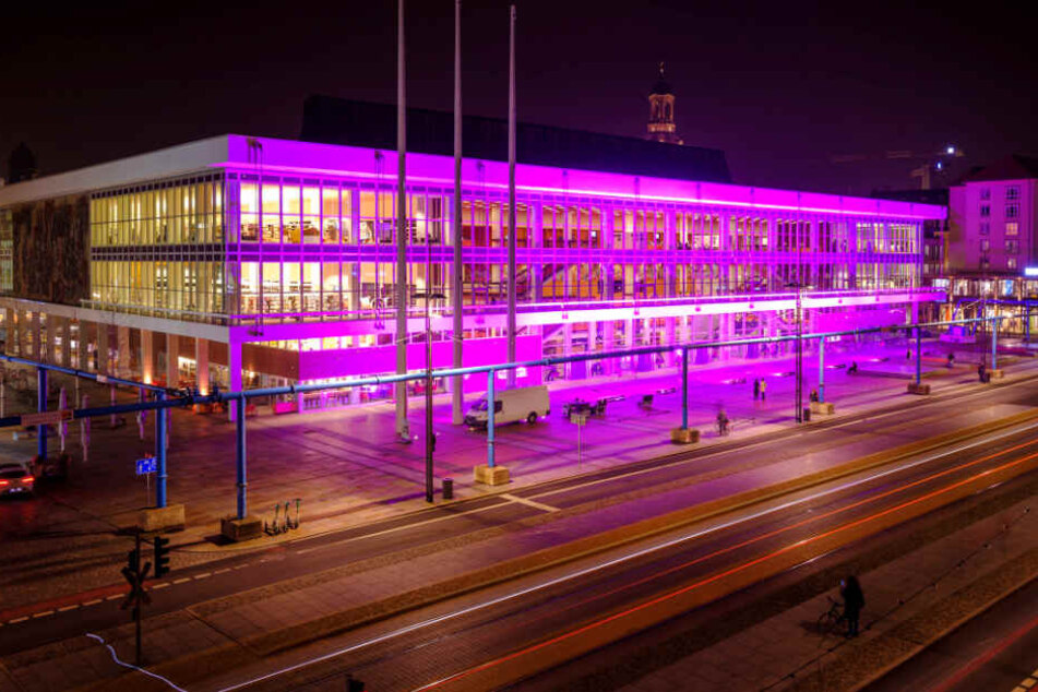 Die Vorderfassade des Kulturpalasts leuchtet Lila.
