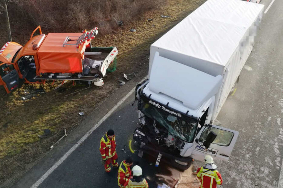 Beide Fahrer wurden bei dem Unfall schwer verletzt.