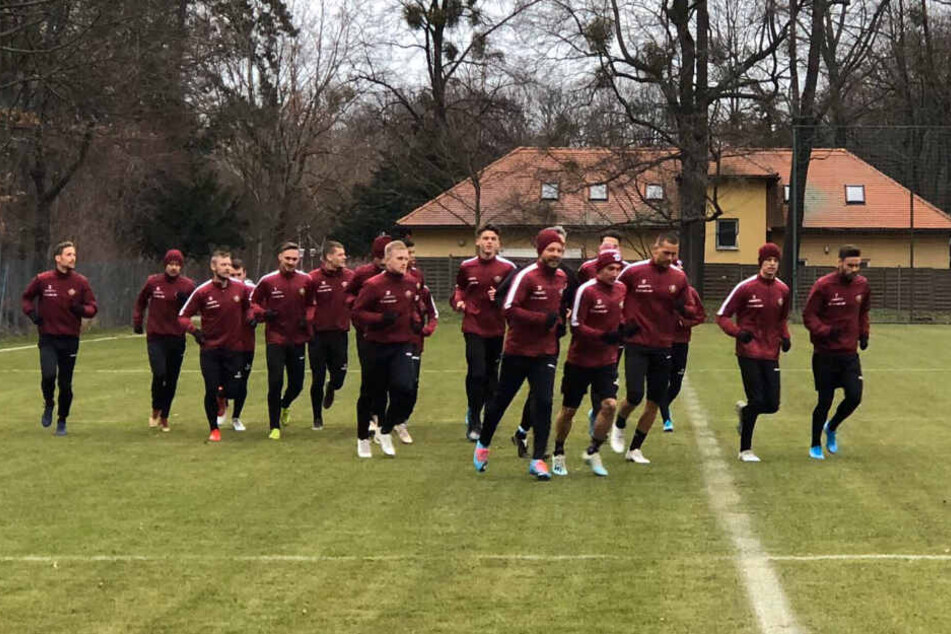 Niklas Kreuzer (r) vornweg. Die Dynamos starteten am Freitag ihr Unterfangen Aufholjagd.
