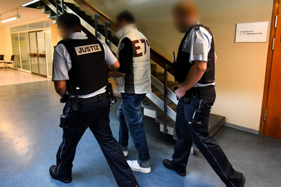Der 33-jährige Angeklagte rannte während des Gesprächs mit seiner Mutter aus dem Quedlinburger Amtsgericht. (Symbolbild)