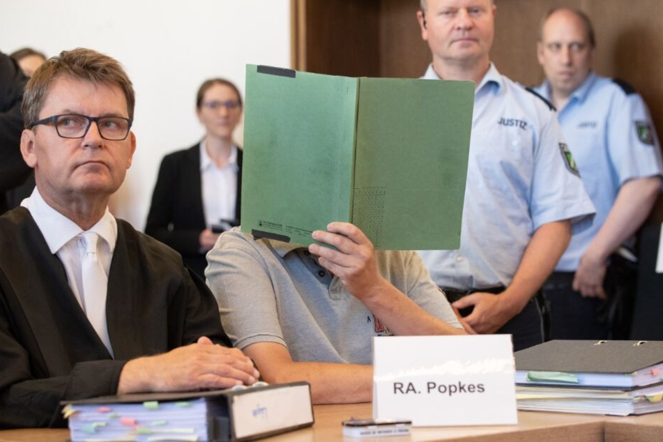 Der Angeklagte Heiko V. wollte vor Gericht seine Gesicht nicht zeigen.