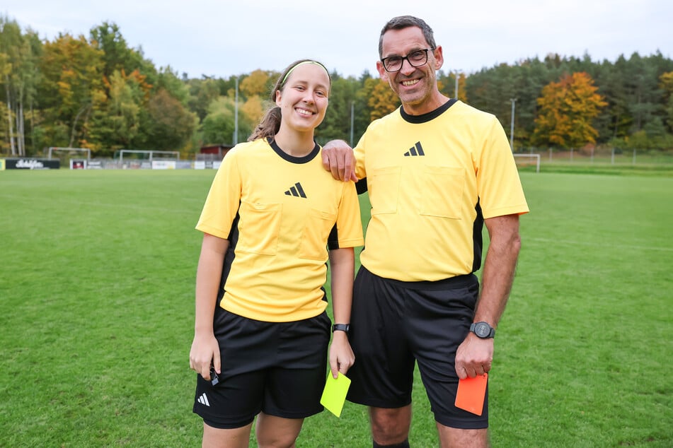 Emma Sagasser und Vater Rainer Sagasser sind als Schiedsrichter und Schiedsrichter-Assistent ein außergewöhnliches Schiedsrichter-Duo.