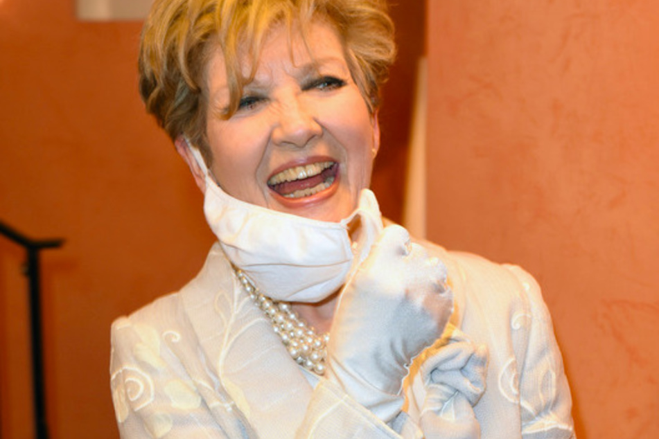 Carolin Reiber (80) lacht vor der Theaterpremiere "Halbe Wahrheiten" in München.