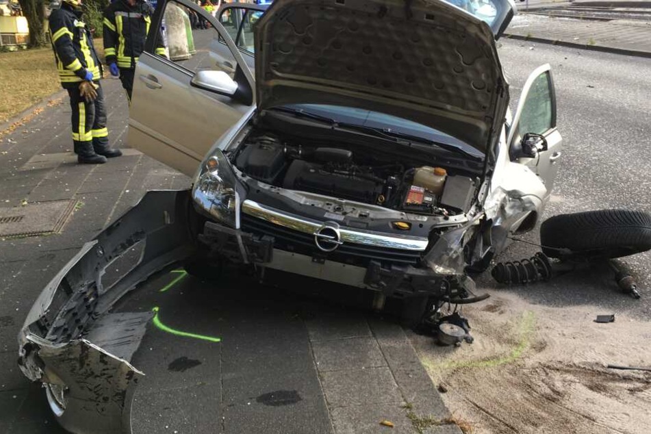 Beim Auto wurden einige Räder abgerissen.