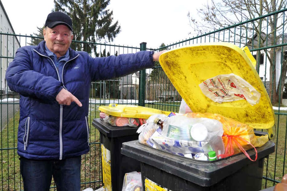 "Vier Wochen sind zu viel": Uwe Günther (75) aus Reichenbrand zeigt auf die überquellende gelbe Tonne.