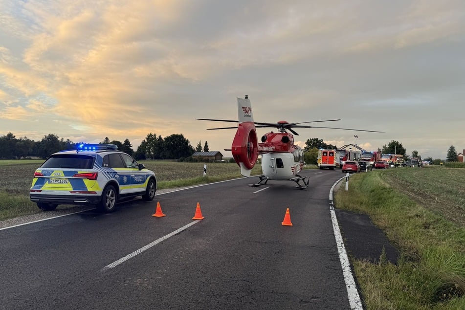 Ein Rettungshubschrauber landete an der Unfallstelle.