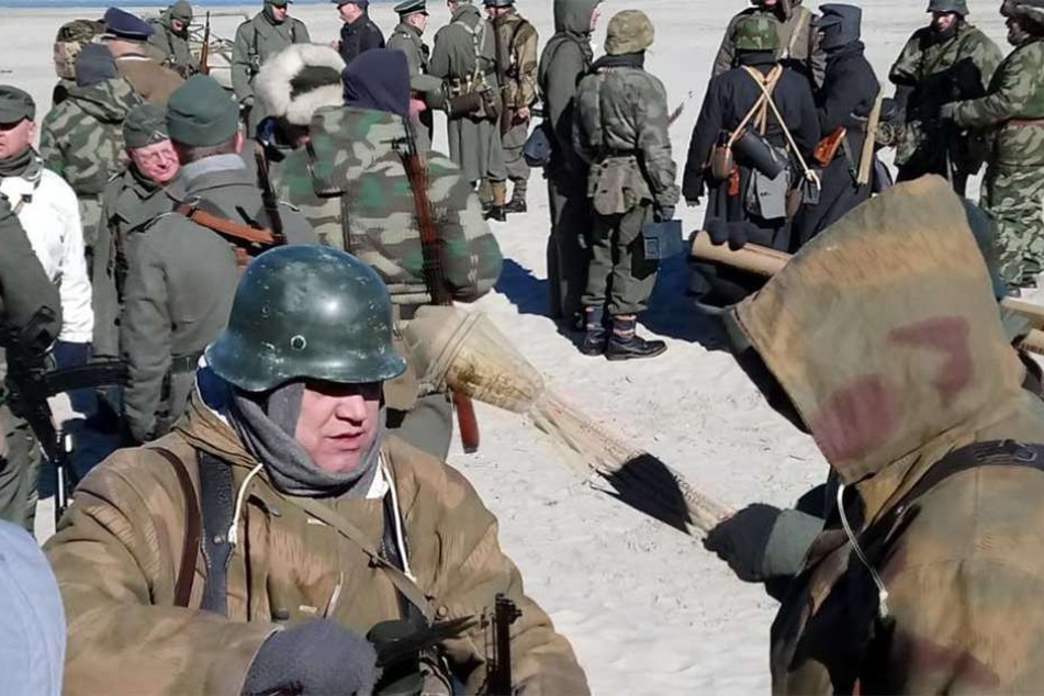 Wehrmacht, polnische Soldaten und Rote Armee gönnen sich eine gemeinsame Pause.
