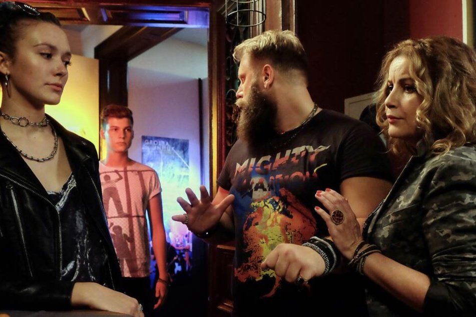 Sara Marquardt möchte ihren Sohn Bastian bei einem Konzert überraschen.