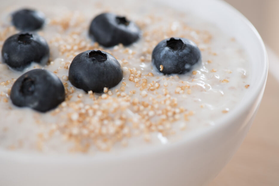 Nichts anderes als aufgekochte Haferflocken: Porridge liegt derzeit voll im Trend.
