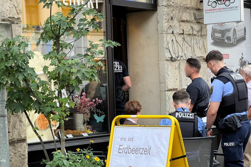 Die Polizei ermittelt zu einem Überfall auf eine Bäckerei im Leipziger Norden.