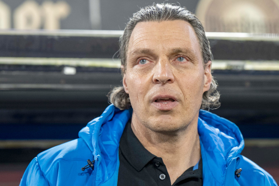Uwe Speidel (52) ist nach einer turbulenten Woche Chefcoach des FC Hansa Rostock beim Auswärtsspiel gegen den SC Paderborn.