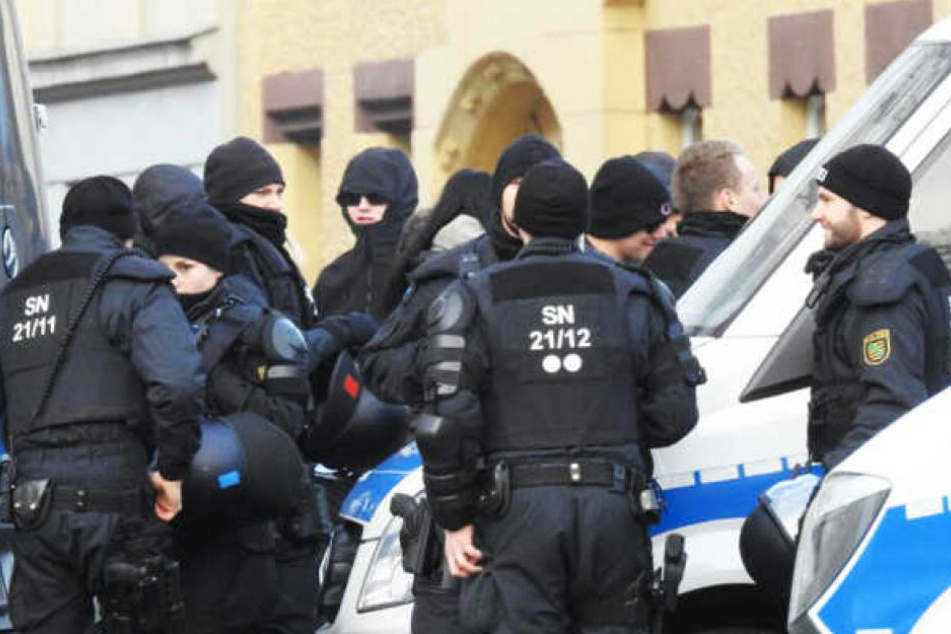 Polizeieinsatz bei einer Demonstration in Wurzen: Auch darüber hinaus ist die Polizei nach eigenen Angaben rund um die Uhr in der Stadt erreichbar.