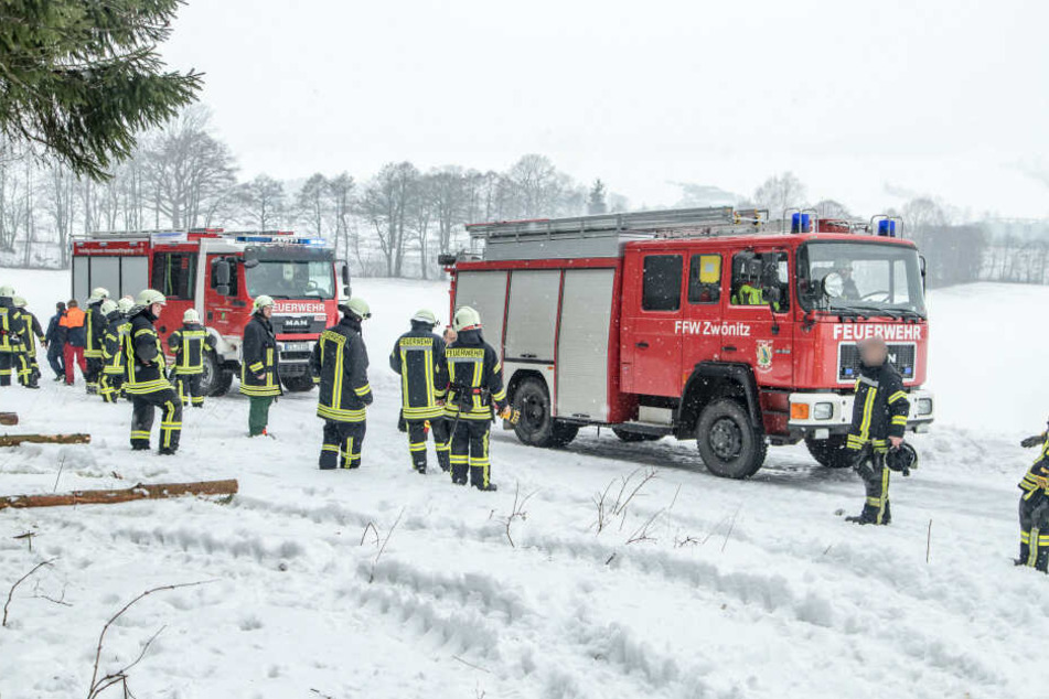 Neben Rettungsdienst, Notarzt und Polizei, wurden auch die Freiwilligen Feuerwehren aus Hormersdorf, Dorfchemnitz und Zwönitz sowie der diensthabende Kreisbrandmeister zur Unfallstelle alarmiert.