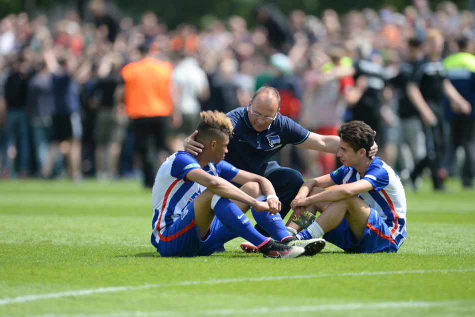 Herthas Nachwuchs am Boden? Nach der Jugend-DFB-Pokal-Finalniederlage 2016 werden Sidney Friede (li.) und Maurice Covic (re.) von Trainer Andreas Thom getröstet.