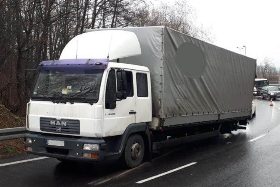 Schrauben locker, verrostete Bremsen, überladen: Der Fahrer dieses LKWs traute sich trotzdem auf die Autobahn.