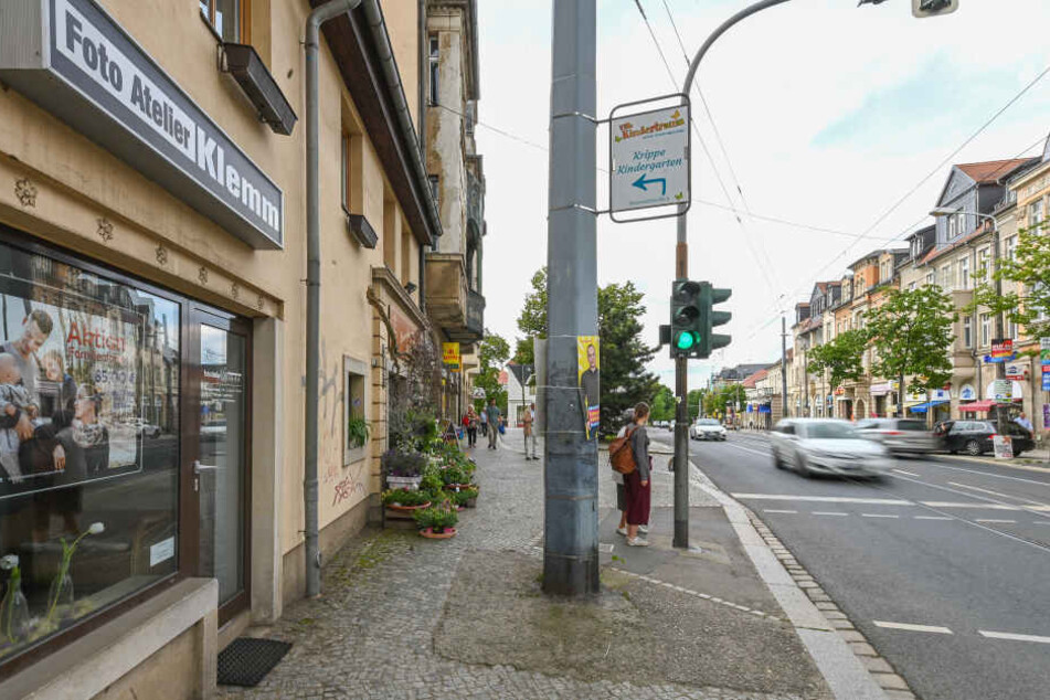 Auf der Bautzner Landstraße am Parkhotel: Links blitzt das "Foto Atelier Klemm", rechts verkauft Foto Wolf "Blitzer".