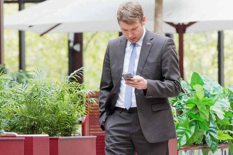 Normales Bild: André Poggenburg mit seinem Smartphone.