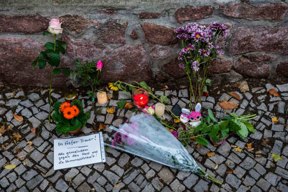 Hallenser gedenken den Opfern der Bluttat.