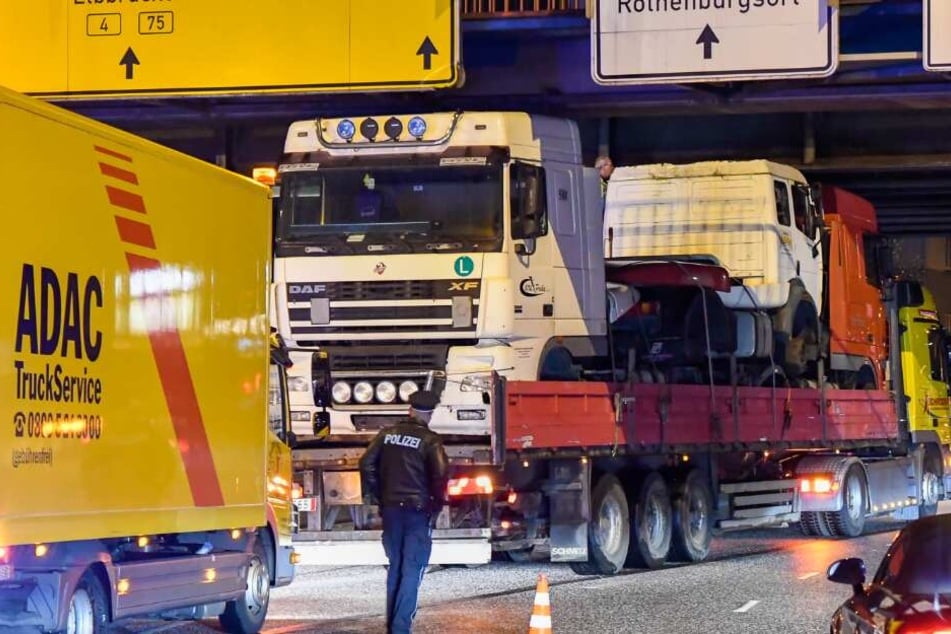 Lastwagen bleibt gleich zweimal unter Brücke hängen, Fahrer will fliehen