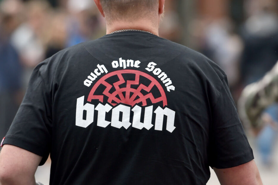 Lehrer mit NaziTattoo klagt gegen fristlose Kündigung TAG24