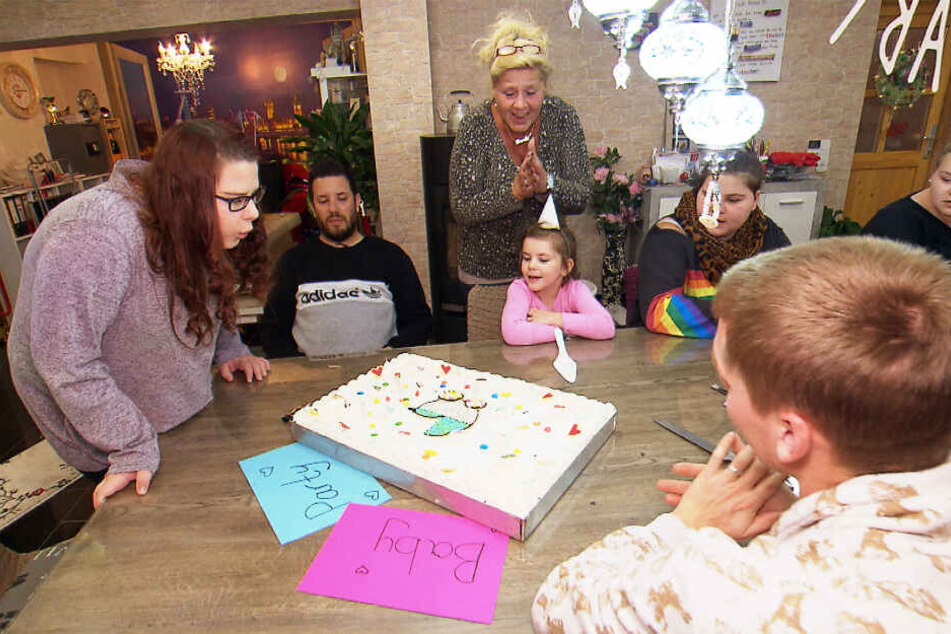 Ein Lichtblick in den trüben Tagen der Wollnys: Für die werdende Mutter Calantha veranstalten ihre Geschwister eine "Babyparty".