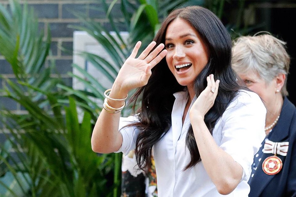 Meghan verlässt ein Kaufhaus, nachdem ihre neue Bekleidungslinie "Smart Works Capsule Collection" dort vorgestellt wurde. Die Kollektion soll arbeitslosen Frauen bei der Jobsuche helfen.