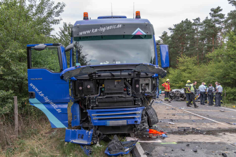 Die Vorderseite des Lkw wurde stark in Mitleidenschaft gezogen.
