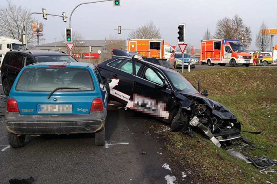 Der Unfallfahrer krachte in vier Fahrzeuge, die grade an der Ampel warteten.