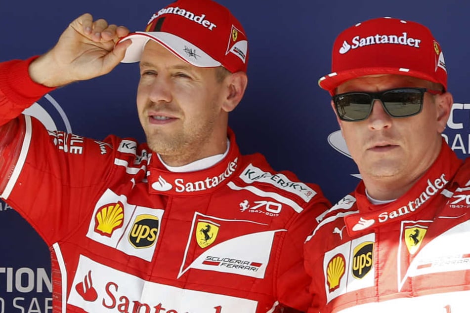 Sebastian Vettel (l.) und Kimi Räikkönen sind seit 2015 Teamkollegen. Doch damit ist bald Schluss.