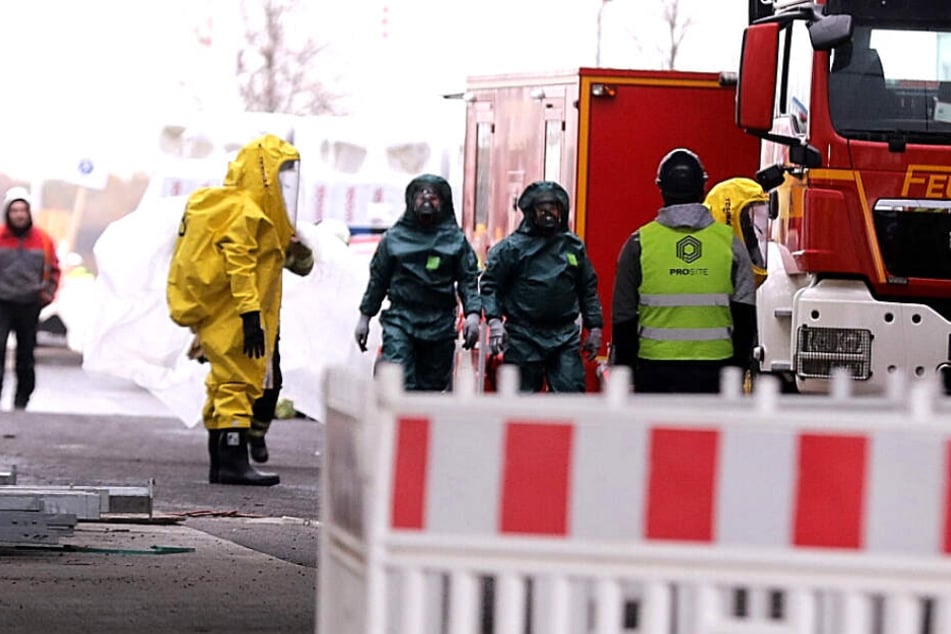 Mit Schutzanzügen sind einige Einsatzkräfte vor Ort.