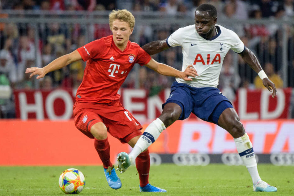 Fiete Arp vom FC Bayern München (l) und Moussa Sissoko kämpfen um den Ball.