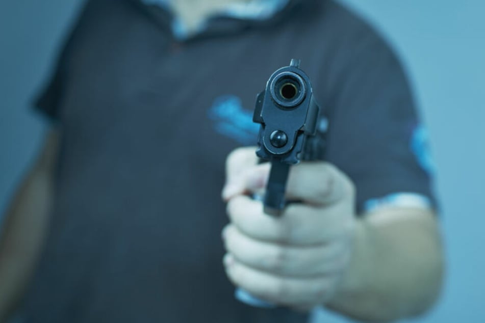 Ein Unbekannter soll den 25-Jährigen von hinten angeschossen haben. (Symbolbild)