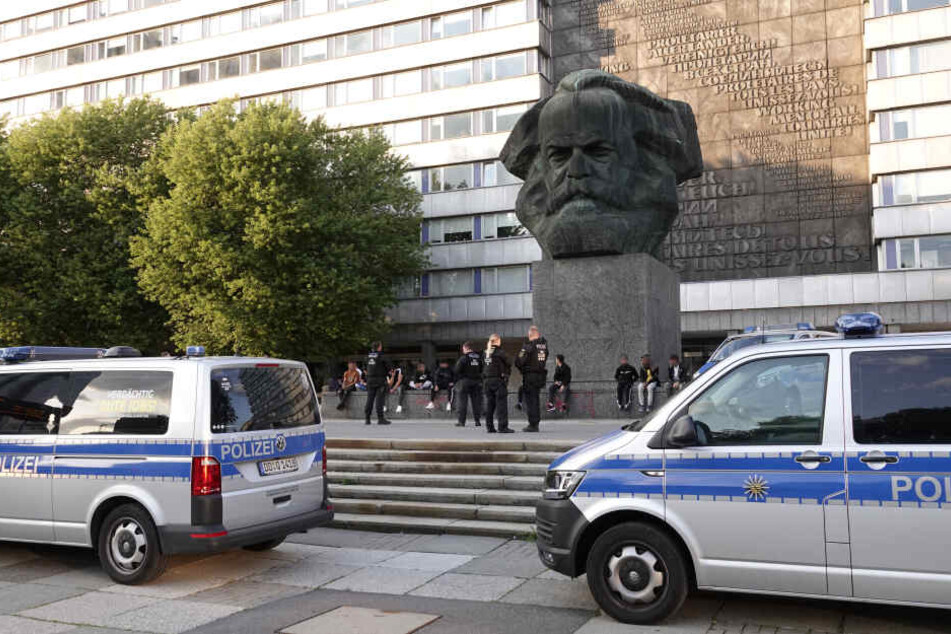 Etwa 90 Polizeibeamte waren bei der Razzia dabei.