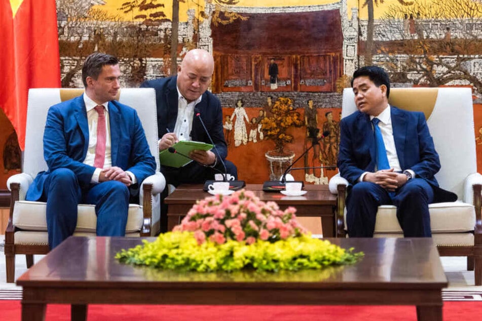 Martin Dulig (l.) im Gespräch mit Nguyen Doc Chong (r.), Vorsitzender des Volkskomitttees der Stadt Hanoi (auch Oberburgermeister) mit Rang eines Ministers.