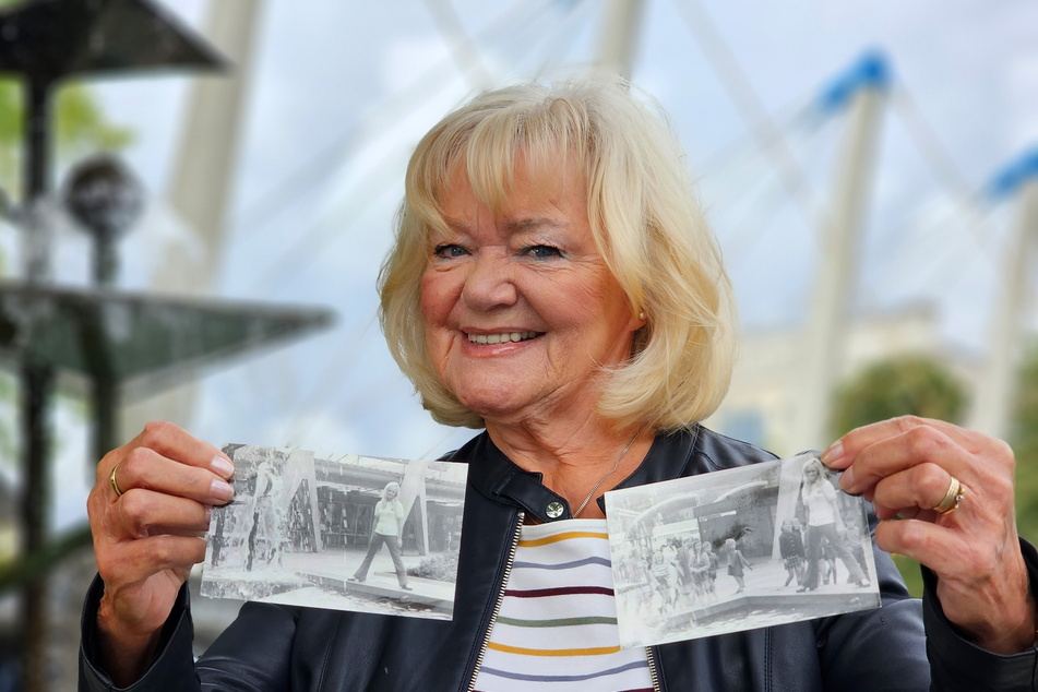 Brigitte Ahrens hält die Originalfotos von 1971 vorm Klapperbrunnen in den Händen.
