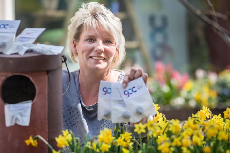 Freut sich über die neueste Zwickauer Marketing-Aktion zum Stadtjubiläum: Mandy Watzek (46) mit den in Tüten verpackten Blumensaat-Bällchen.