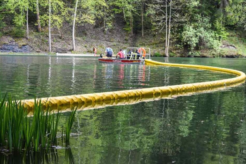 Die Feuerwehr verlegte eine Sperre, damit sich das Öl nicht weiter ausbreitet.