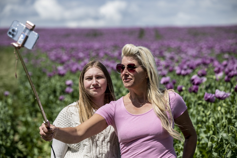 Andrea Falk (43) und Tochter Mia (14) fotografierten sich per "Selfie-Stick". Sie wollen einen Teil der Bilder auf Instagram veröffentlichen.