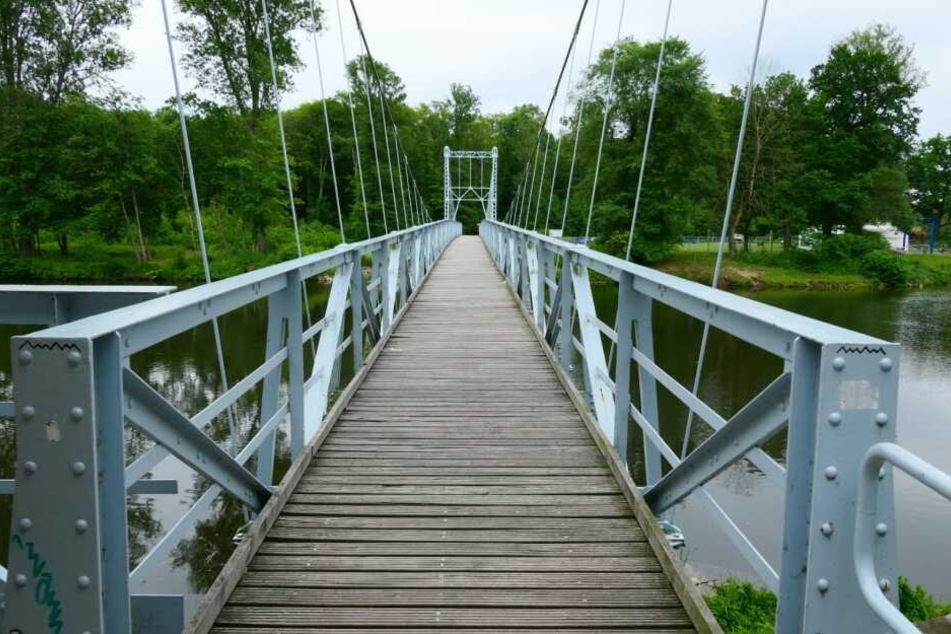 Die Brücke ist nur für Fußgänger und Radfahrer freigegeben.