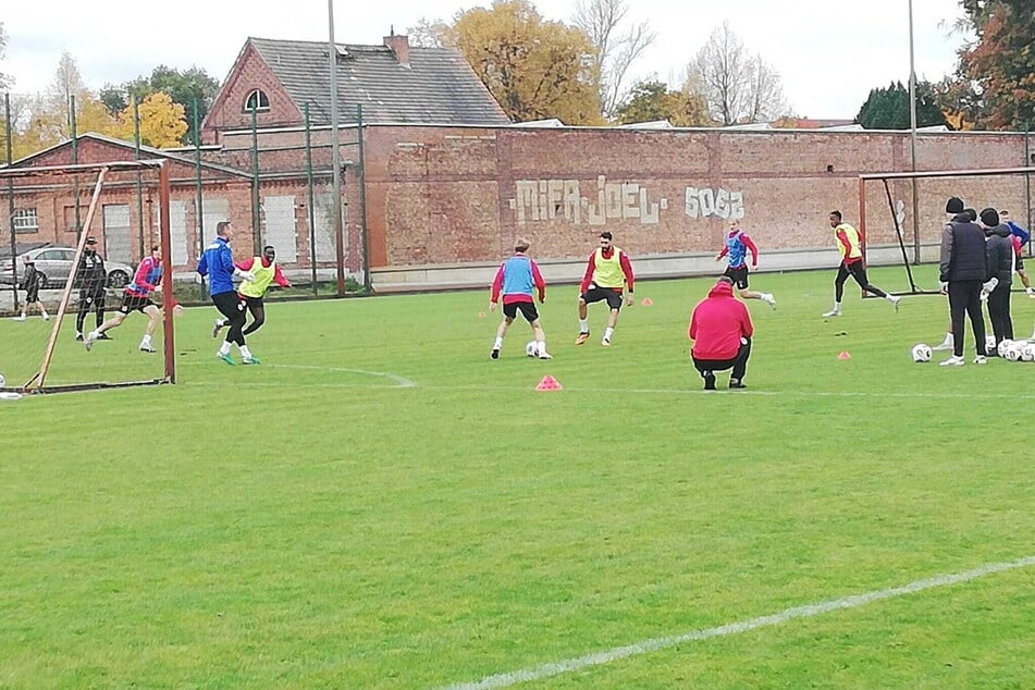 Auch im Vier-gegen-Vier auf Zeit ist Tolga Cigerci (orangene Schuhe) voll präsent.