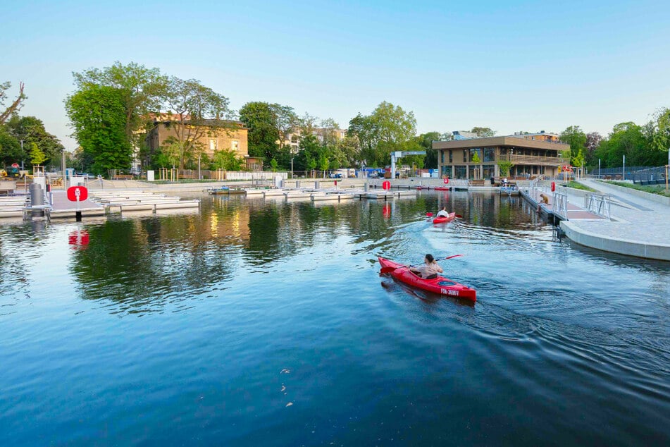 Und auch Paddler können im Stadthafen umherschippern.