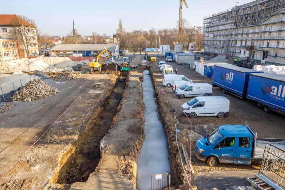 Am Citybeach entsteht derzeit ein Schallschutz in Richtung des sich im Bau befindlichen Hotels der Hafencity.