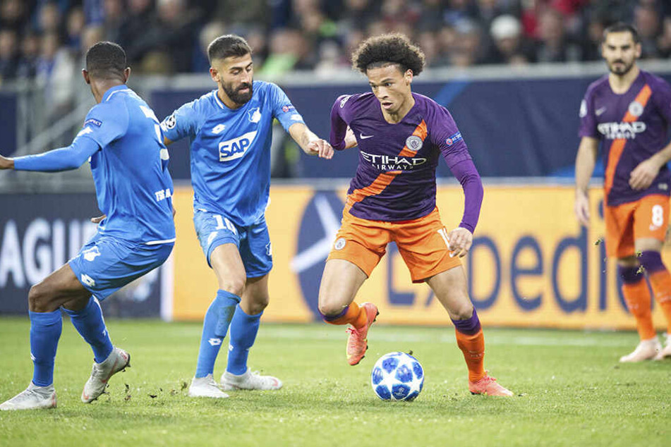 Szene aus dem Hinspiel zwischen Hoffenheim und ManCity: Leroy Sane (r.) zieht mit dem Ball am Fuß an Kerem Demirbay vorbei. Die Engländer gewannen in Sinsheim mit 2:1.