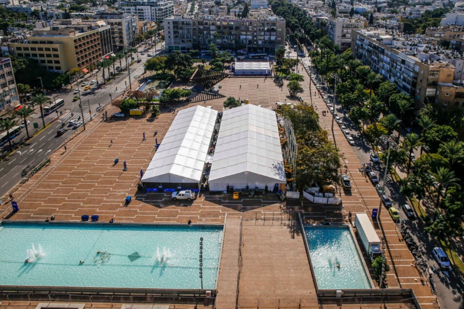 Ein großes weißes Zelt steht auf dem zentralen Rabin-Platz in Tel Aviv. Im Minutentakt können dort Bürger gegen das Coronavirus geimpft werden - als Hilfestellung für überlastete Krankenkassen.