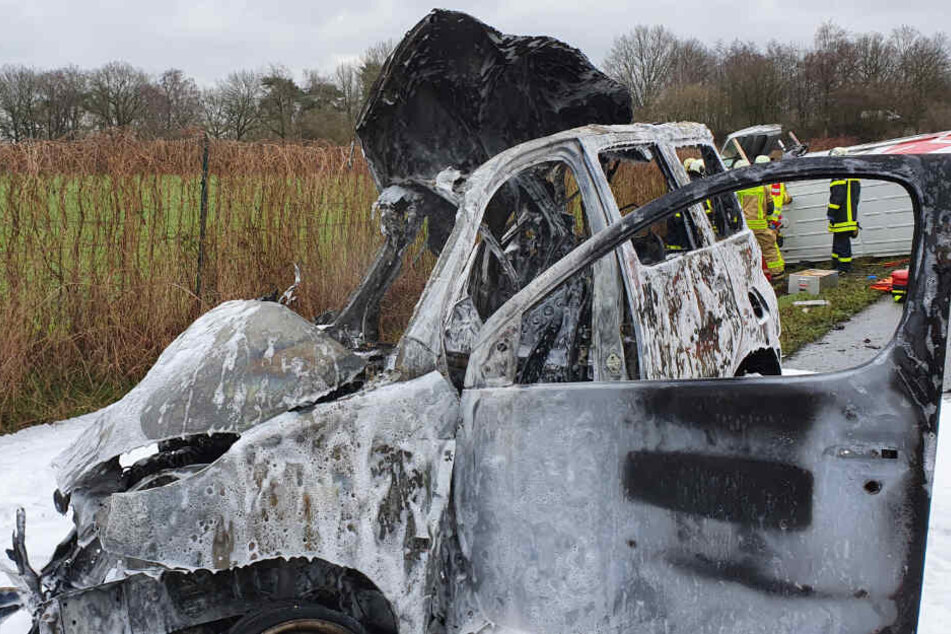 Die Überreste des in Vollbrand aufgegangenen Wagens.