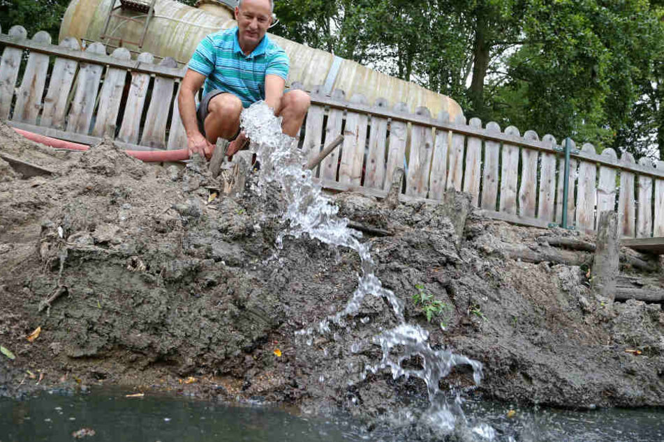 Enrico Wolf von der örtlichen Agrargenossenschaft sorgt hier für Nachschub im Teich.