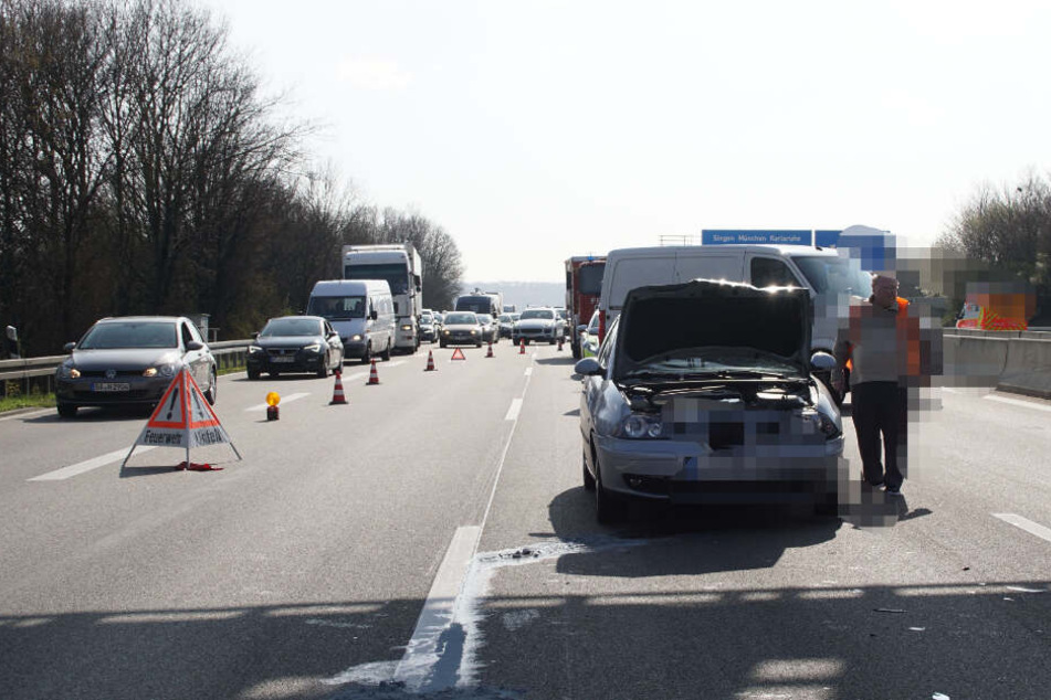 Fahrzeuge werden an der Unfallstelle vorbeigeleitet.