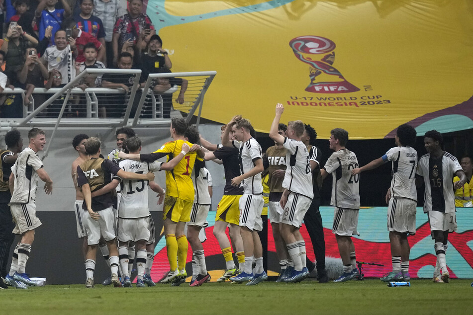 Die deutsche U17-Nationalmannschaft hat allen Grund zum Jubeln: Sie erreicht das Finale der U17-WM in Indonesien. (Archivbild)